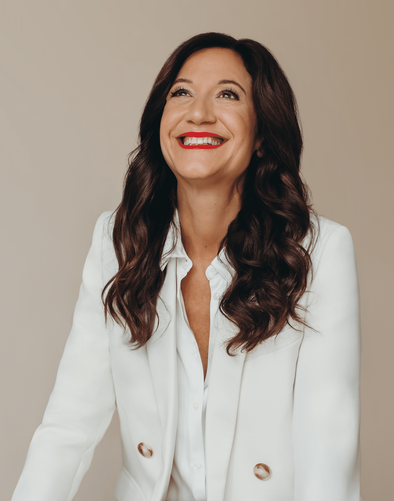 Katarina Stoltz about me Life coach and psychotherapist Katarina Stoltz in a white blazer looking up smiling. She thanks you for signing up to her Time To Thrive newsletter.
